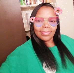 Meet your Posher, Dee dee